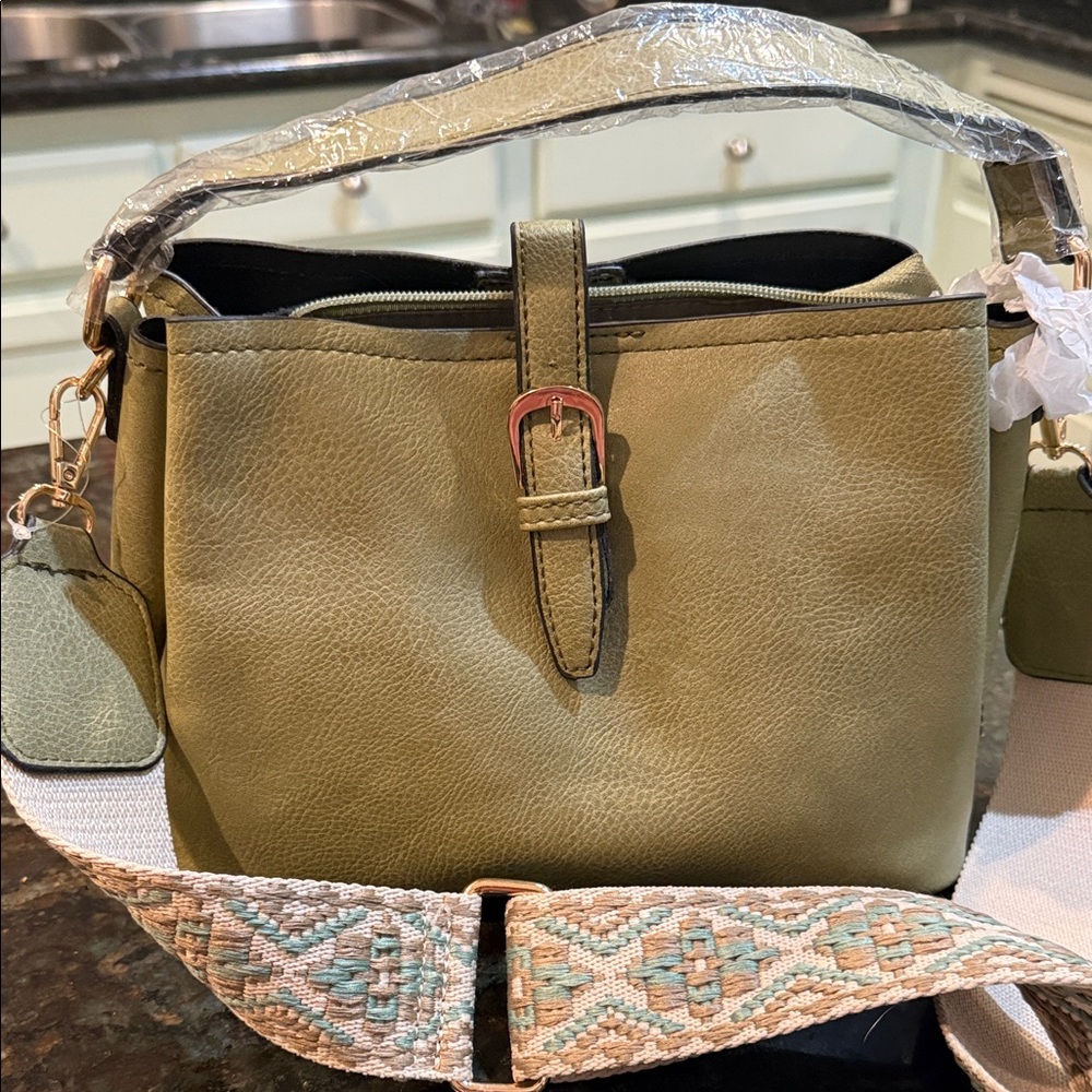 BRAND NEW UNBRANDED ADORABLE GREEN CROSSBODY PURSE